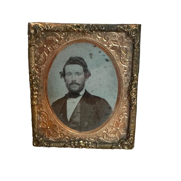 Antique Victorian Daguerreotype Of Serious Bearded Man In Ornate Frame - Picture 2 of 9